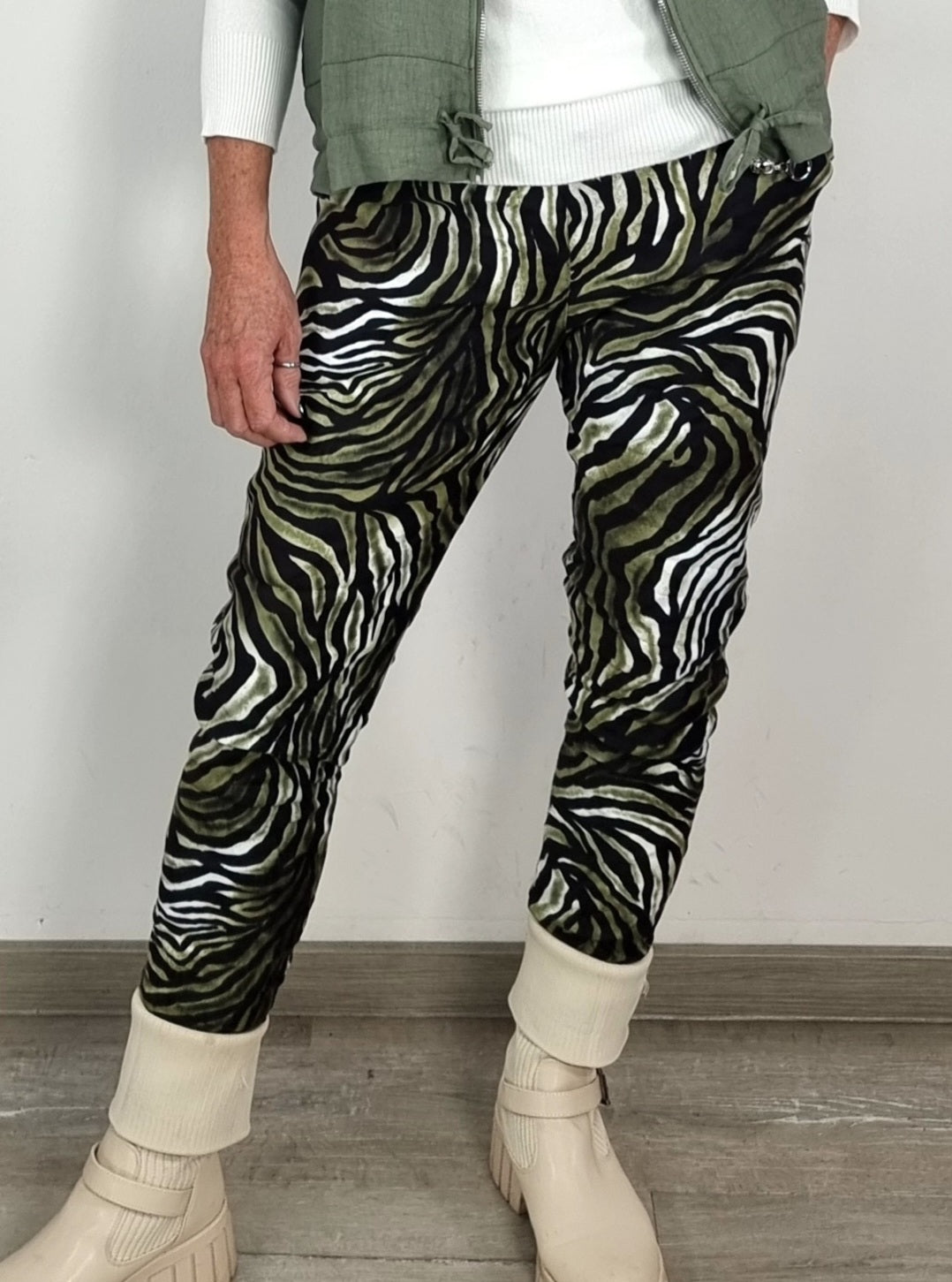 🖤 Trendige Hose in Wildlederoptik mit Zebramuster