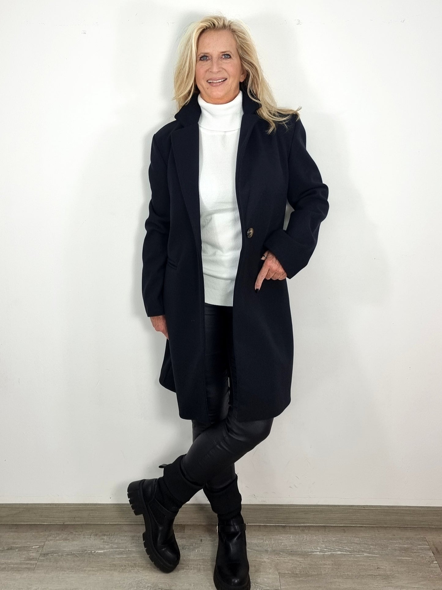 Eleganter Wollmantel in Schwarz – Zeitlos &amp; Stilvoll