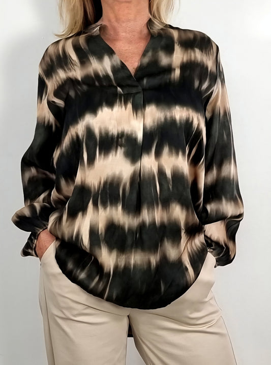 Elegante Bluse im Batik-Look – lässig, modern und unglaublich bequem