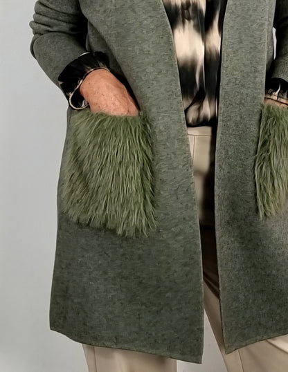 Stylische Long Weste mit Felltaschen – dein eleganter Everyday-Look