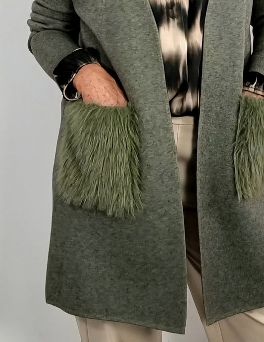 Stylische Long Weste mit Felltaschen – dein eleganter Everyday-Look