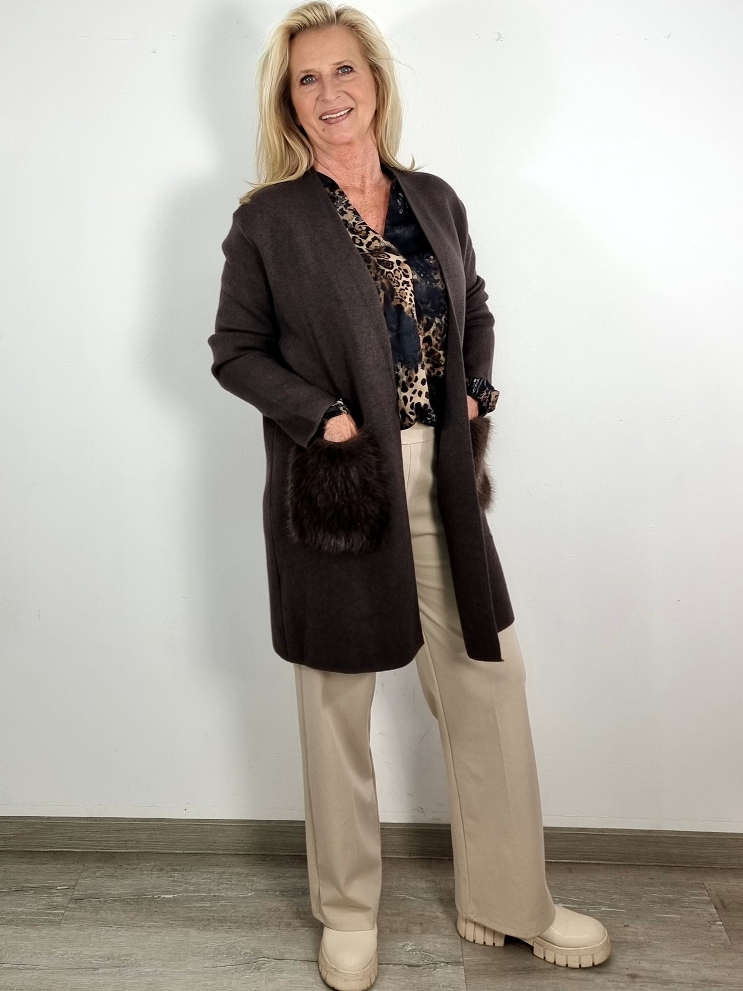 Stylische Long Weste mit Felltaschen – dein eleganter Everyday-Look