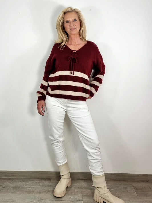 Gestreifter Strickpullover mit Schnürdetail