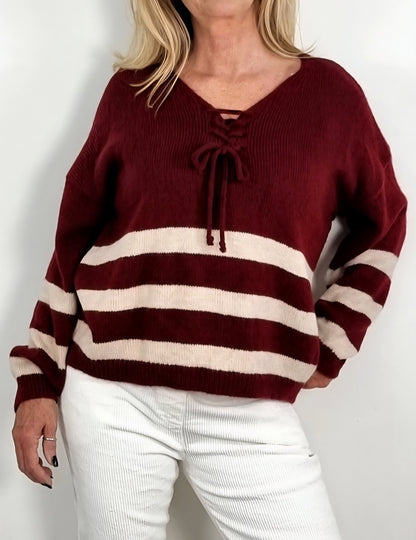 Gestreifter Strickpullover mit Schnürdetail