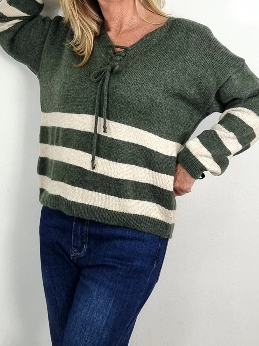 Gestreifter Strickpullover mit Schnürdetail