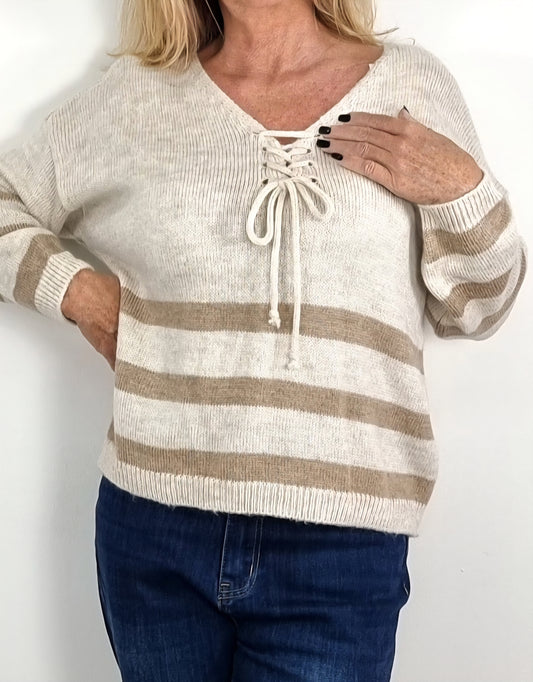 Gestreifter Strickpullover mit Schnürdetail