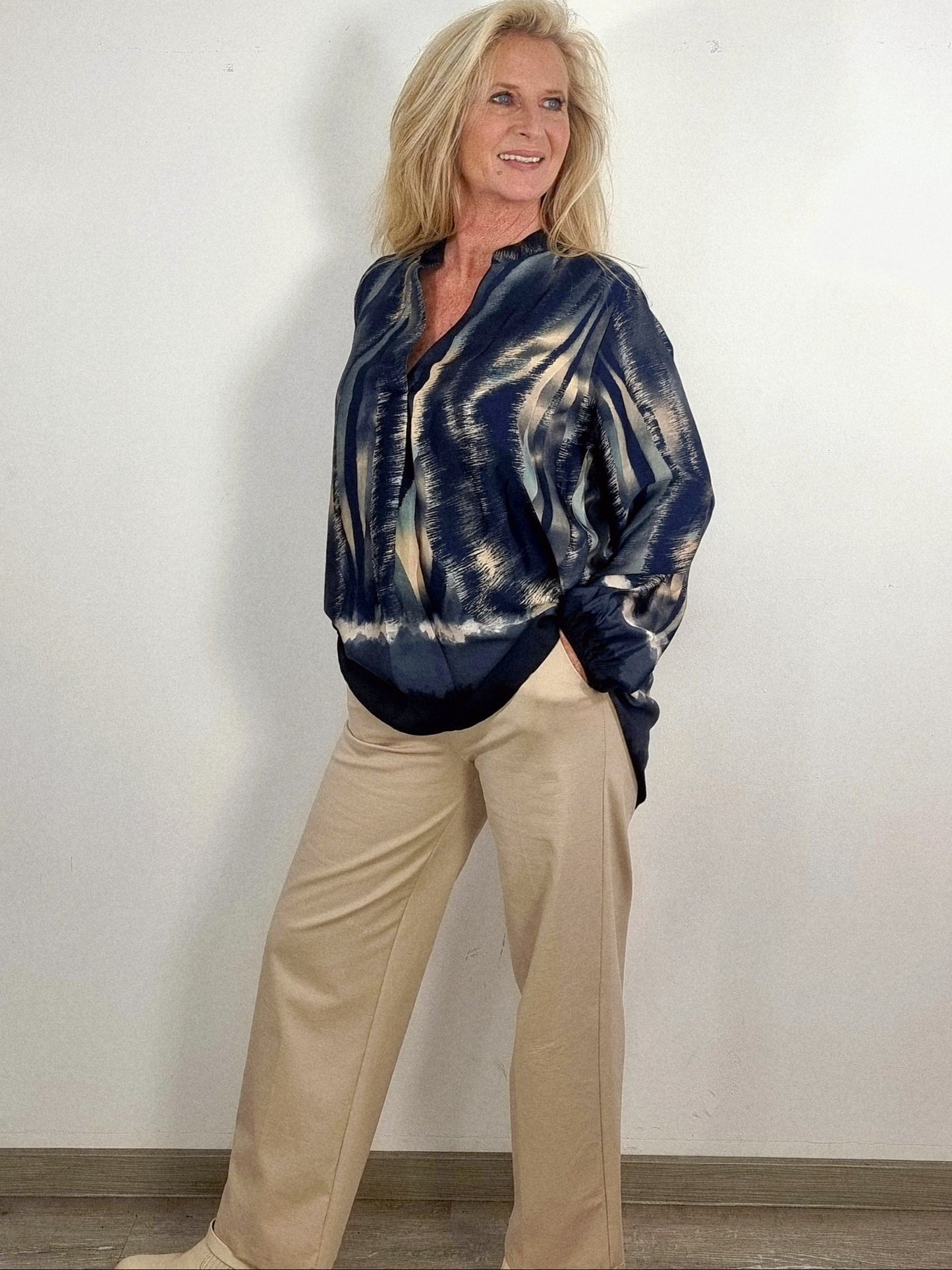 Elegante Bluse im Batik-Look – lässig, modern und unglaublich bequem