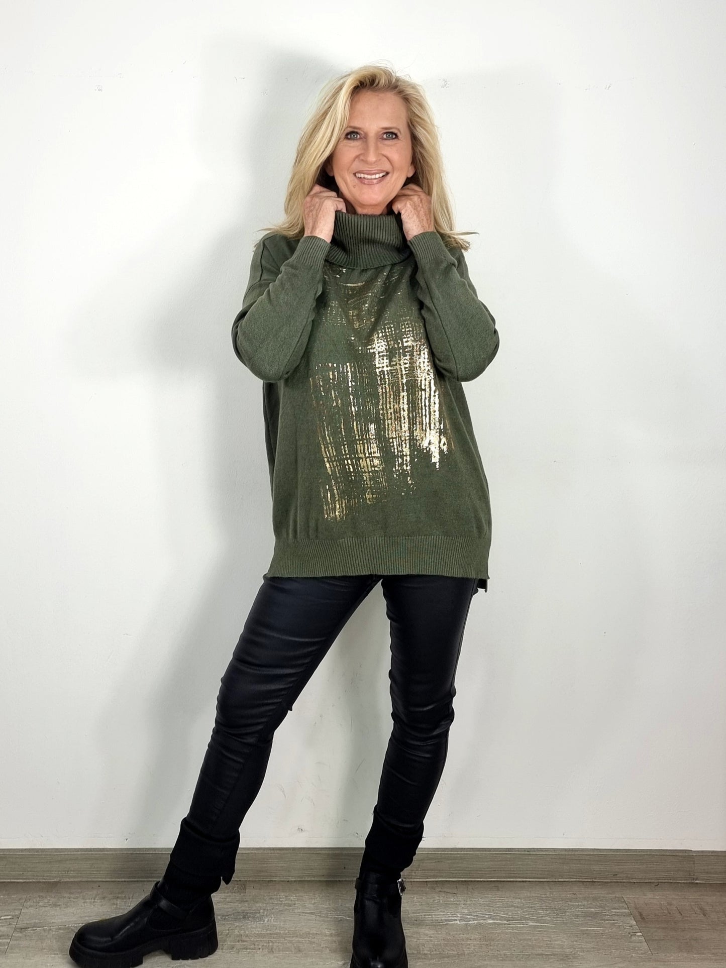 🌟 Kuscheliger Rollkragenpullover mit Gold-Print – Stil & Komfort in einem!