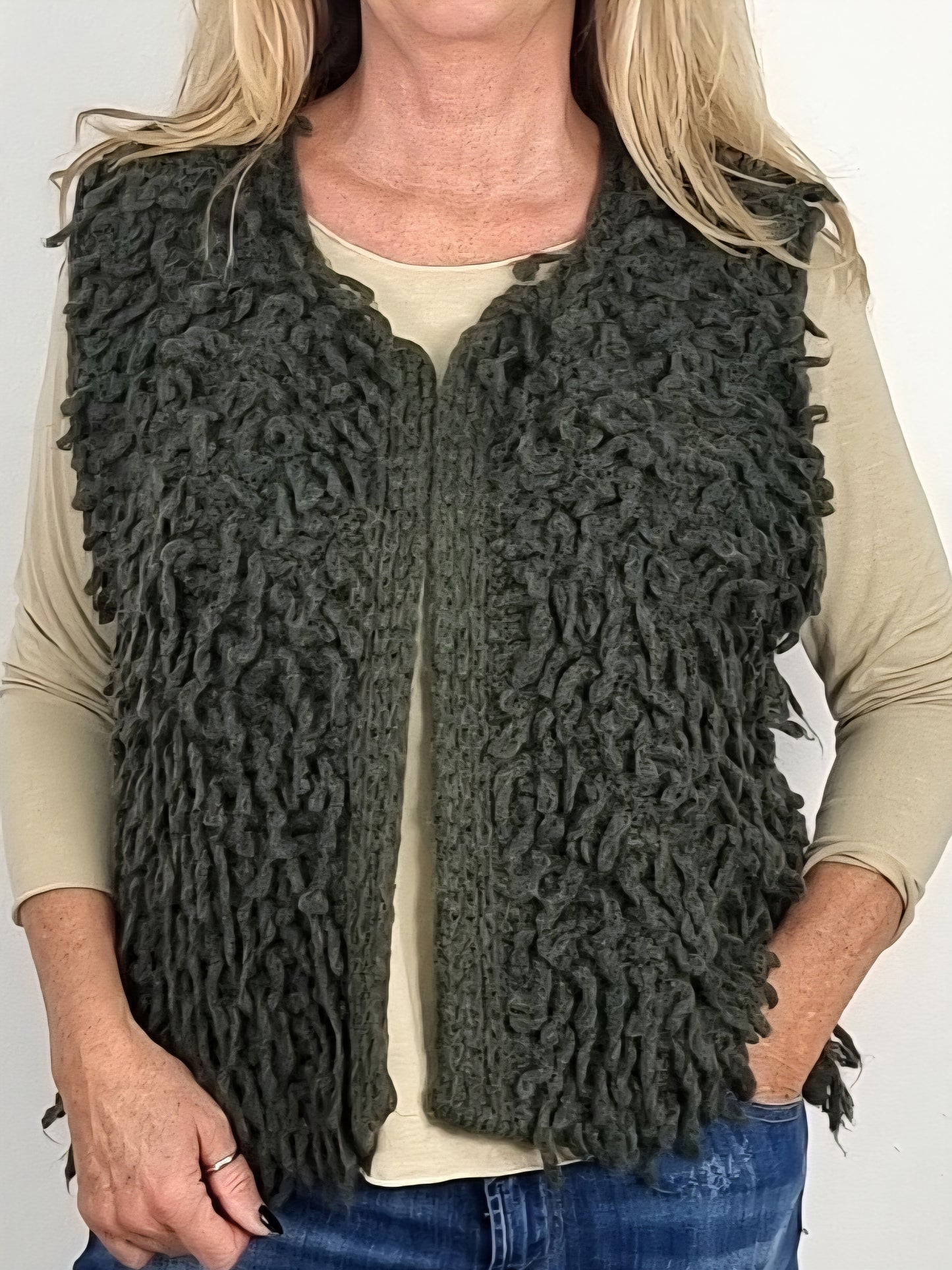 Kuschelige Strickweste – Dein neuer  Winterliebling Oliv