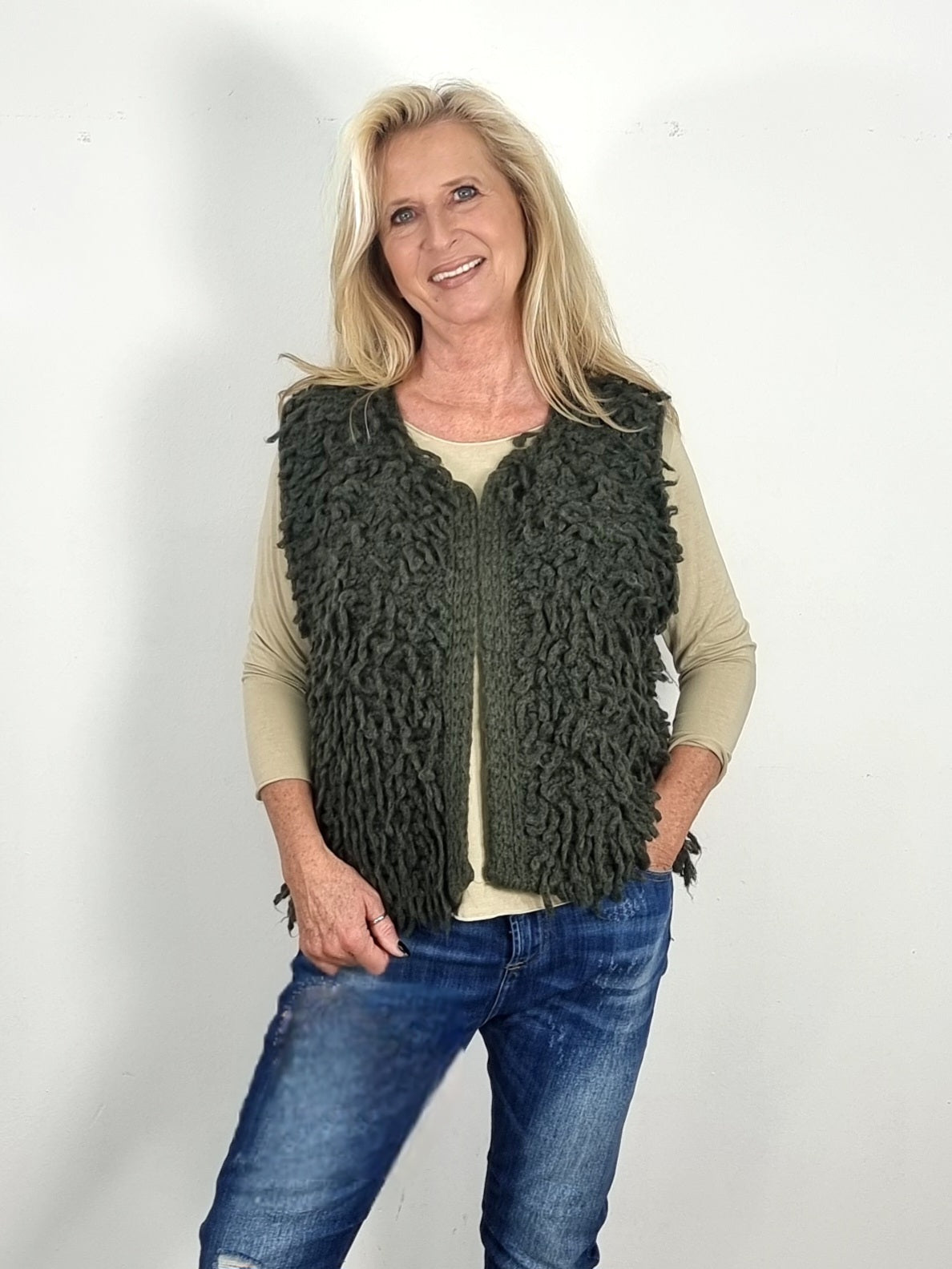 Kuschelige Strickweste – Dein neuer  Winterliebling Oliv