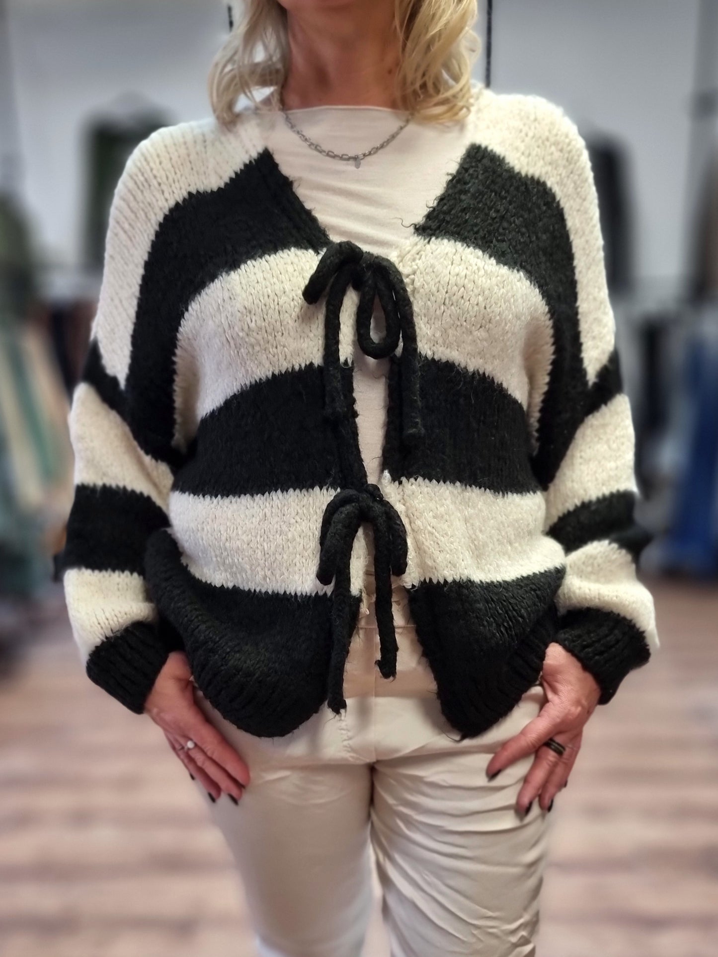 Kuscheliger Strickcardigan mit Bindebändern – Schwarz/Creme