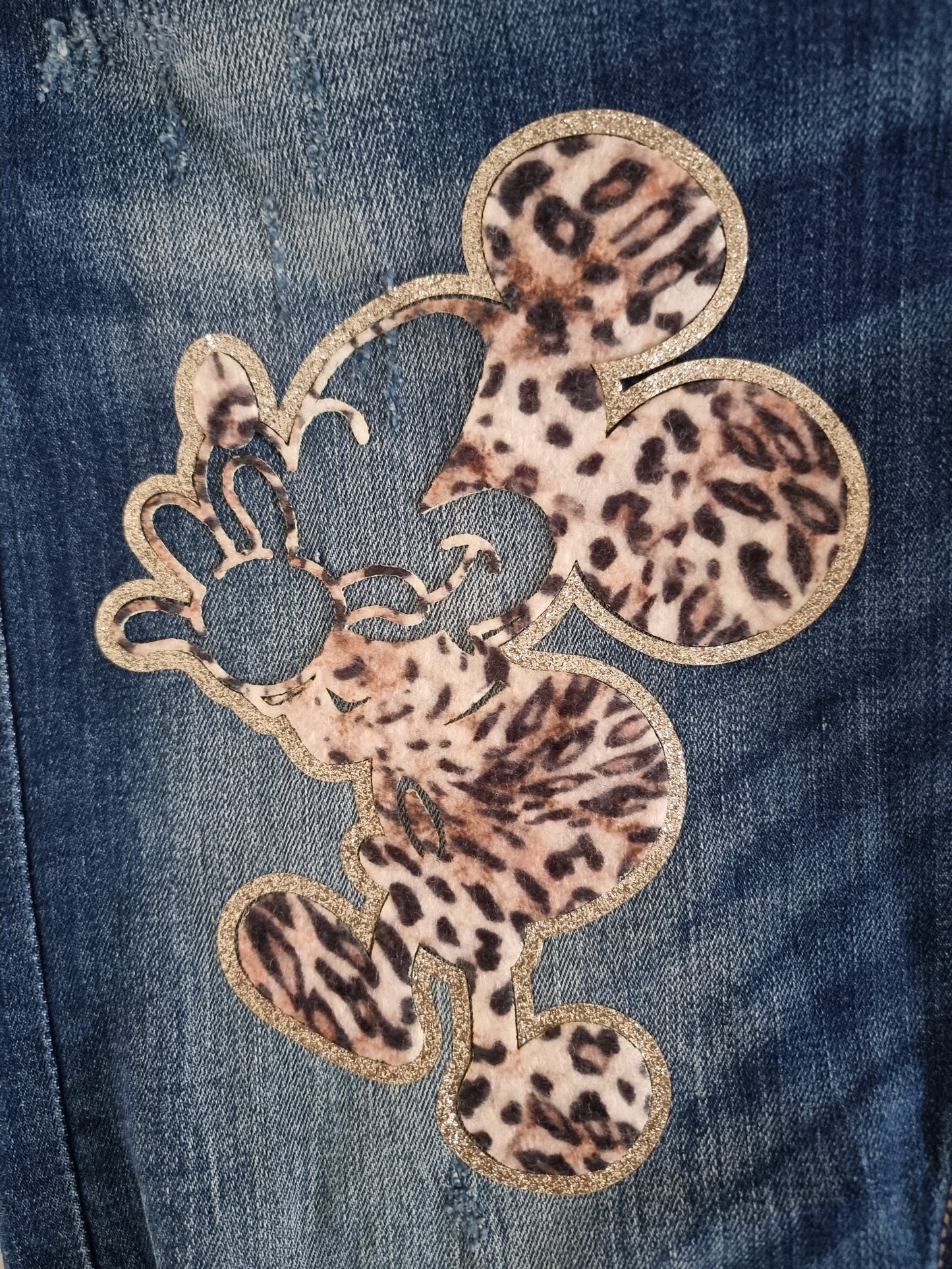 Jeans mit Leopard-Patch – stylisch, bequem & absolut auffällig