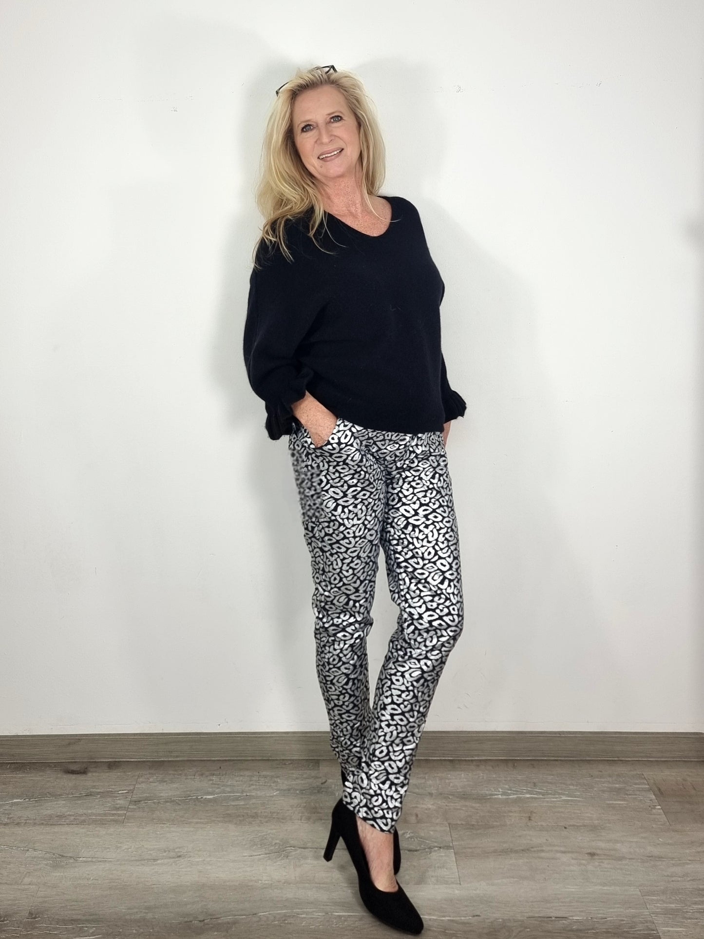 Silberne Hose mit Animal-Print – festlich & elegant
