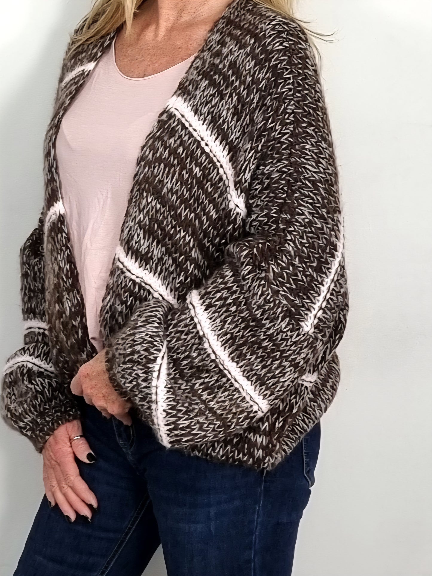 Lässige Strickjacke mit modernem Muster, Braun/ Rosa