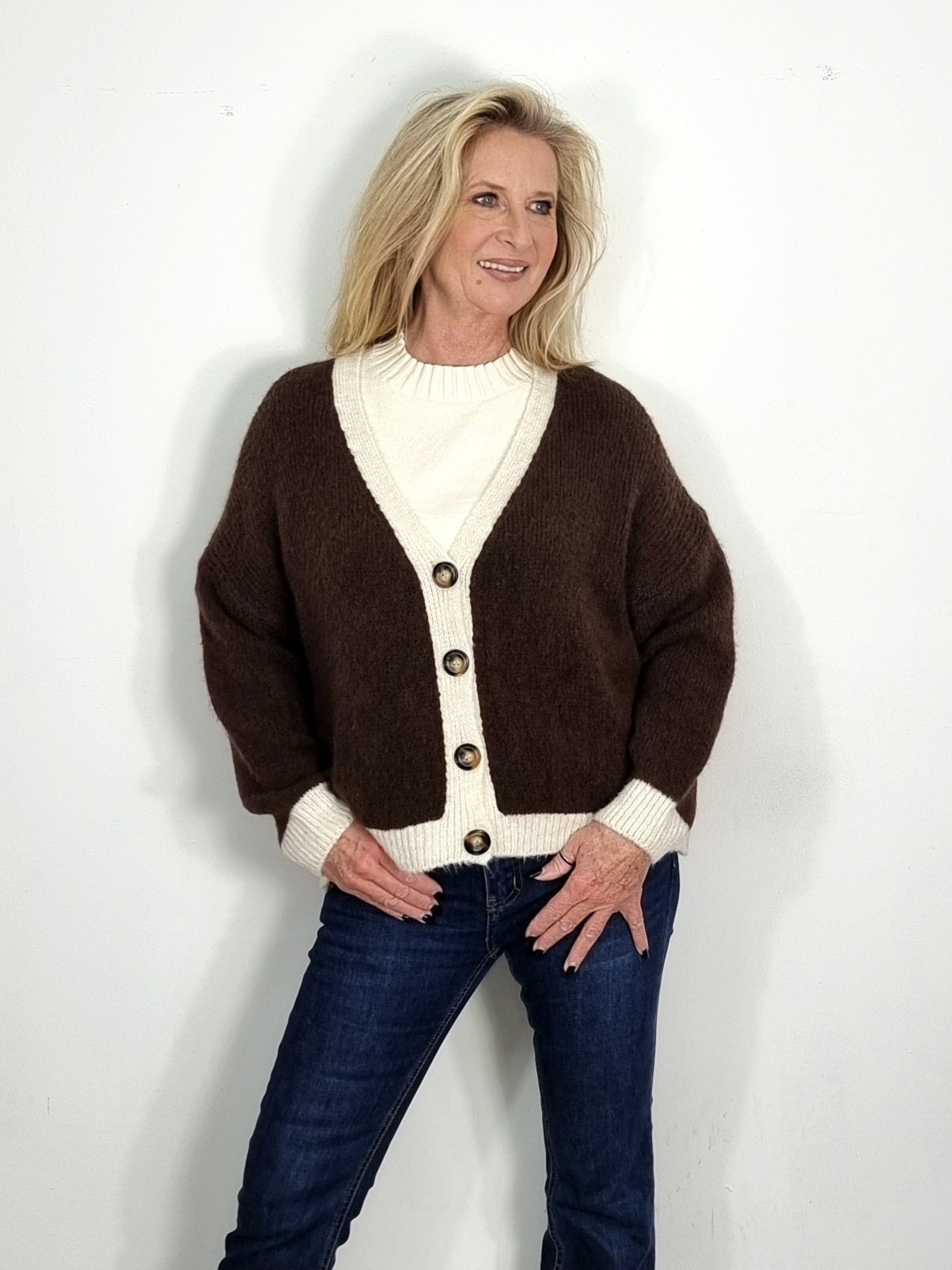 Kuschelige Strickjacke mit V-Ausschnitt und Kontrastblende.