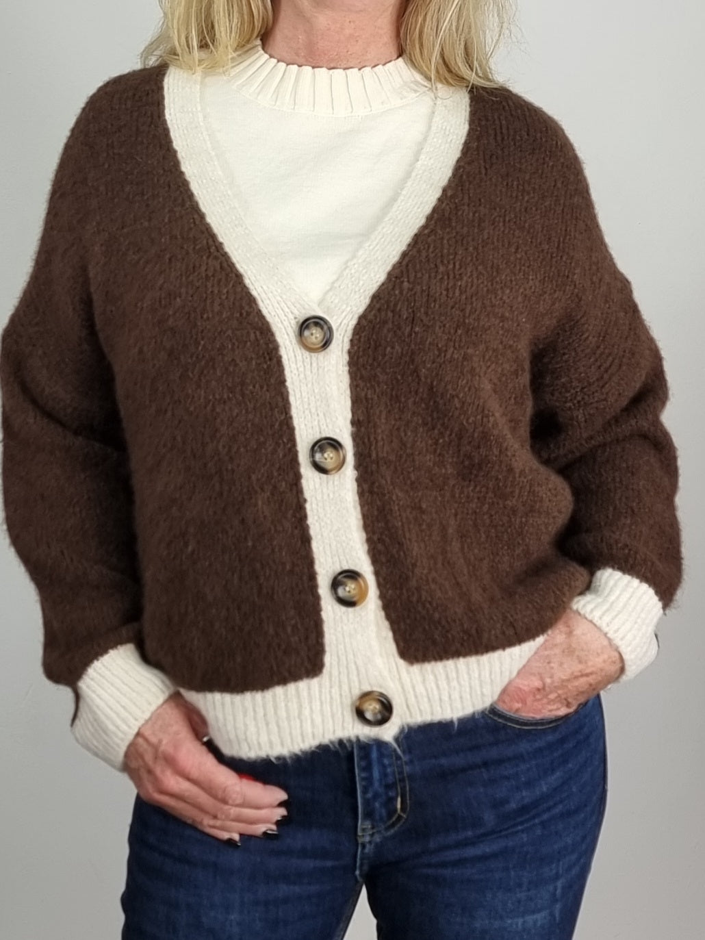 Kuschelige Strickjacke mit V-Ausschnitt und Kontrastblende.