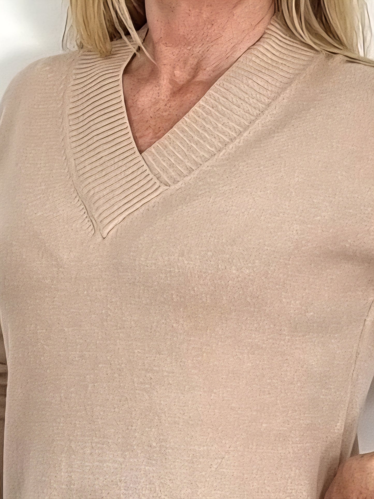 Strickkleid mit V-Ausschnitt – zeitlos & schmeichelhaft