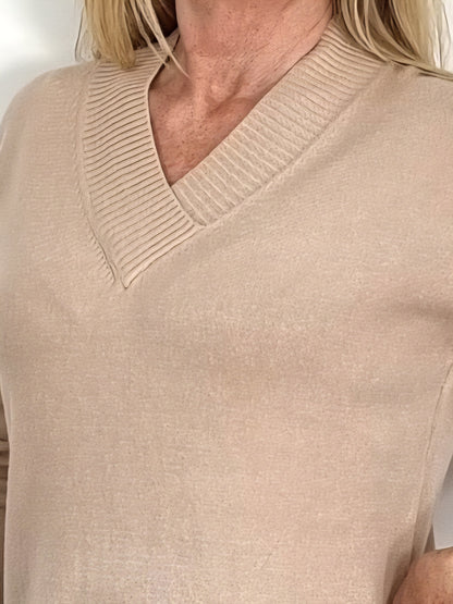 Strickkleid mit V-Ausschnitt – zeitlos & schmeichelhaft