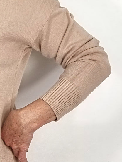 Strickkleid mit V-Ausschnitt – zeitlos & schmeichelhaft