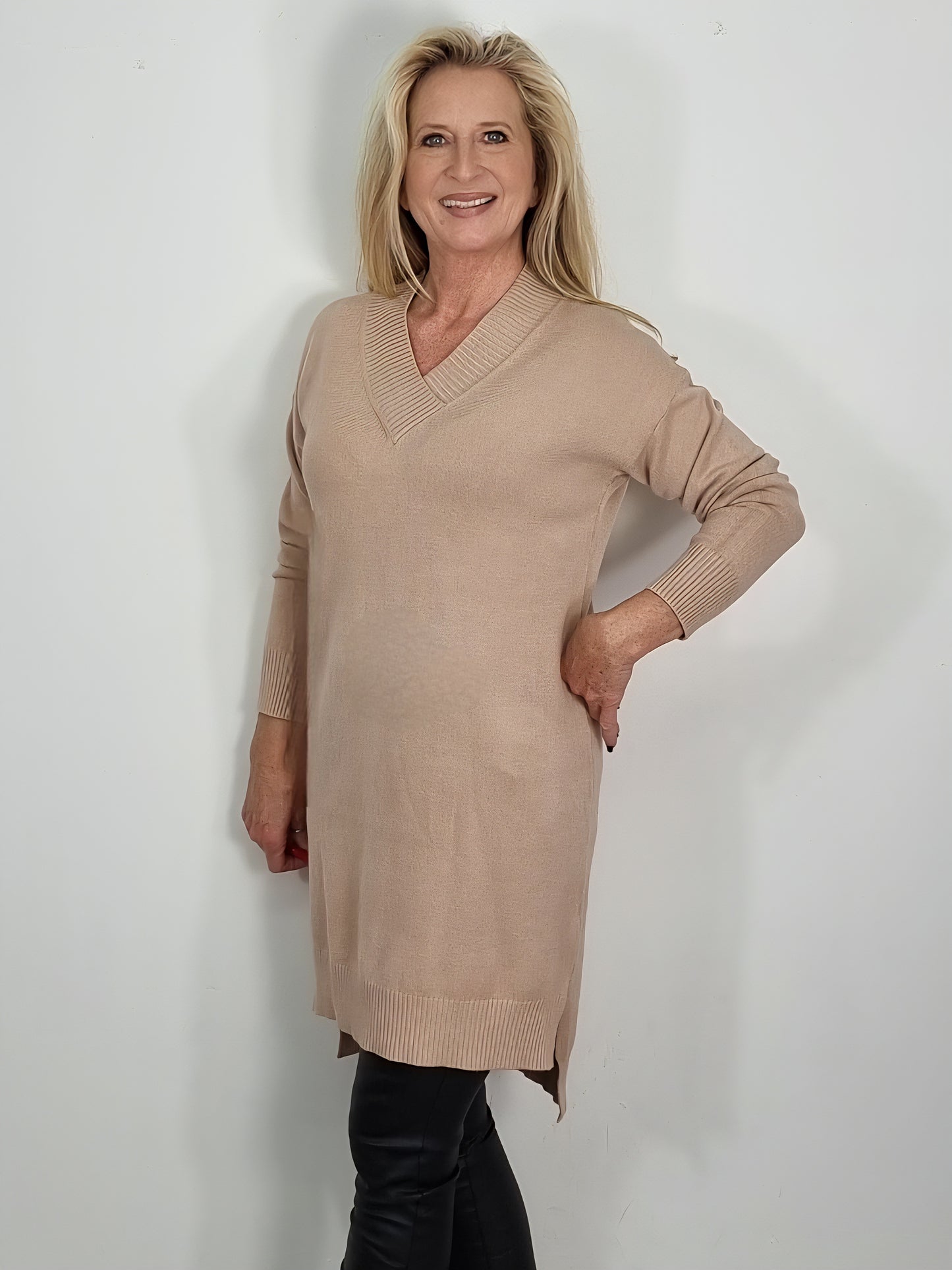 Strickkleid mit V-Ausschnitt – zeitlos & schmeichelhaft