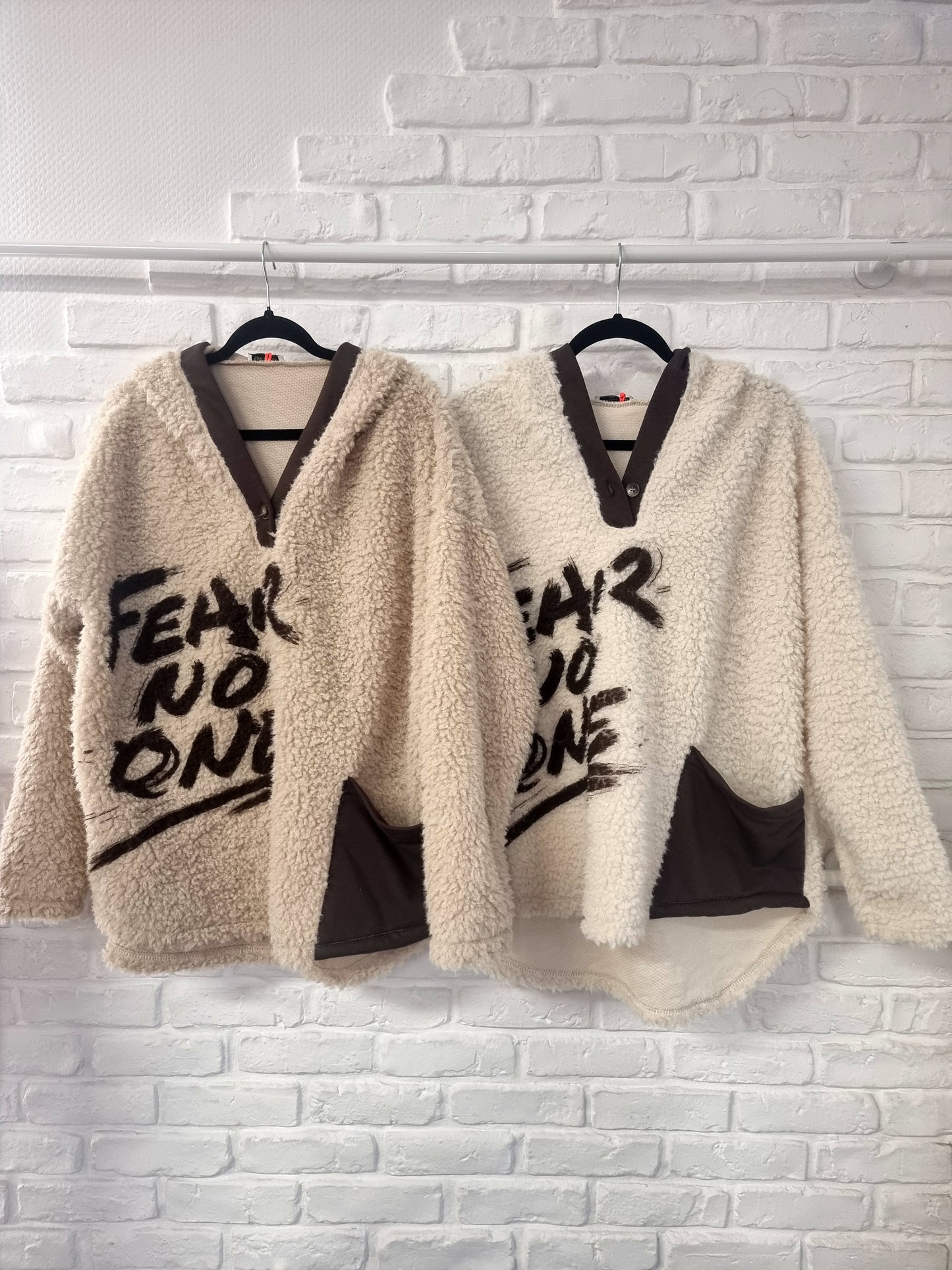 Kuscheliger Teddy-Hoodie „Fear No One“ – Cozy & Casual