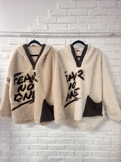 Kuscheliger Teddy-Hoodie „Fear No One“ – Cozy & Casual