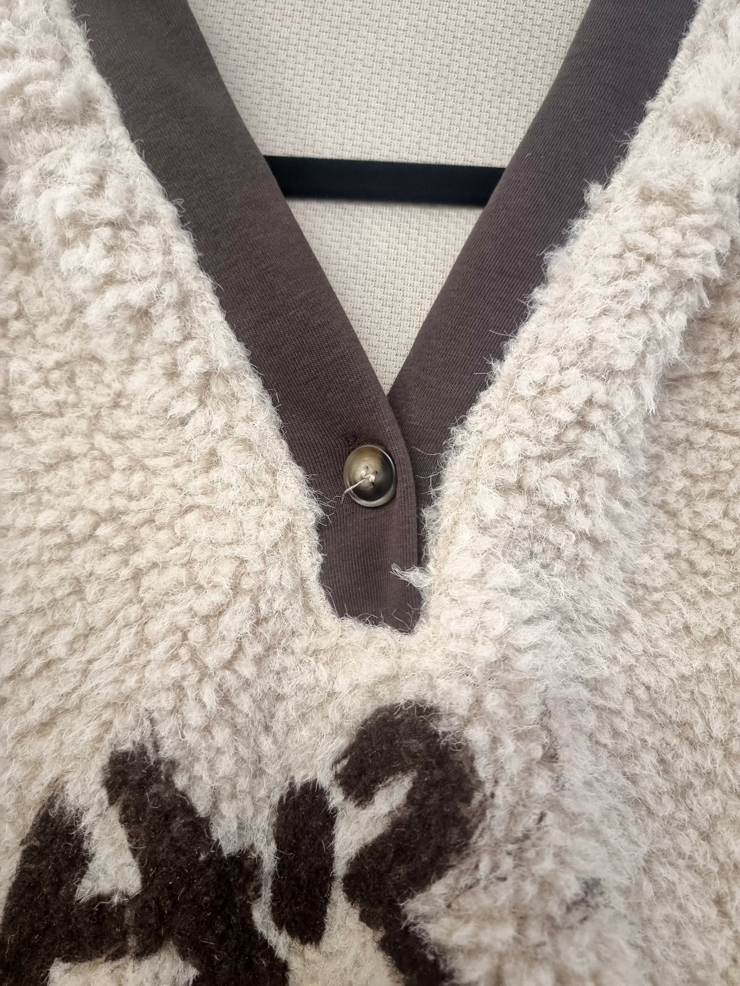 Kuscheliger Teddy-Hoodie „Fear No One“ – Cozy & Casual