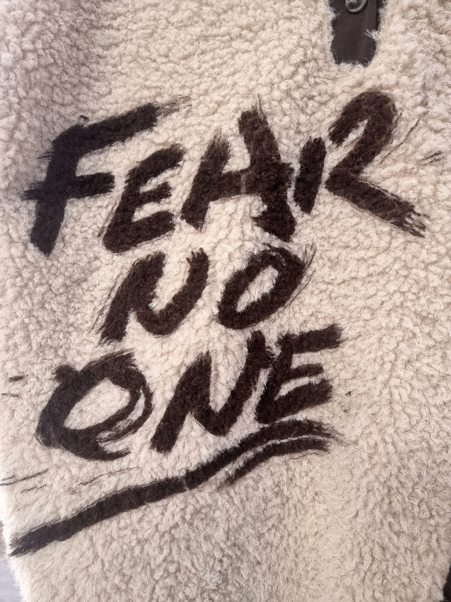 Kuscheliger Teddy-Hoodie „Fear No One“ – Cozy & Casual