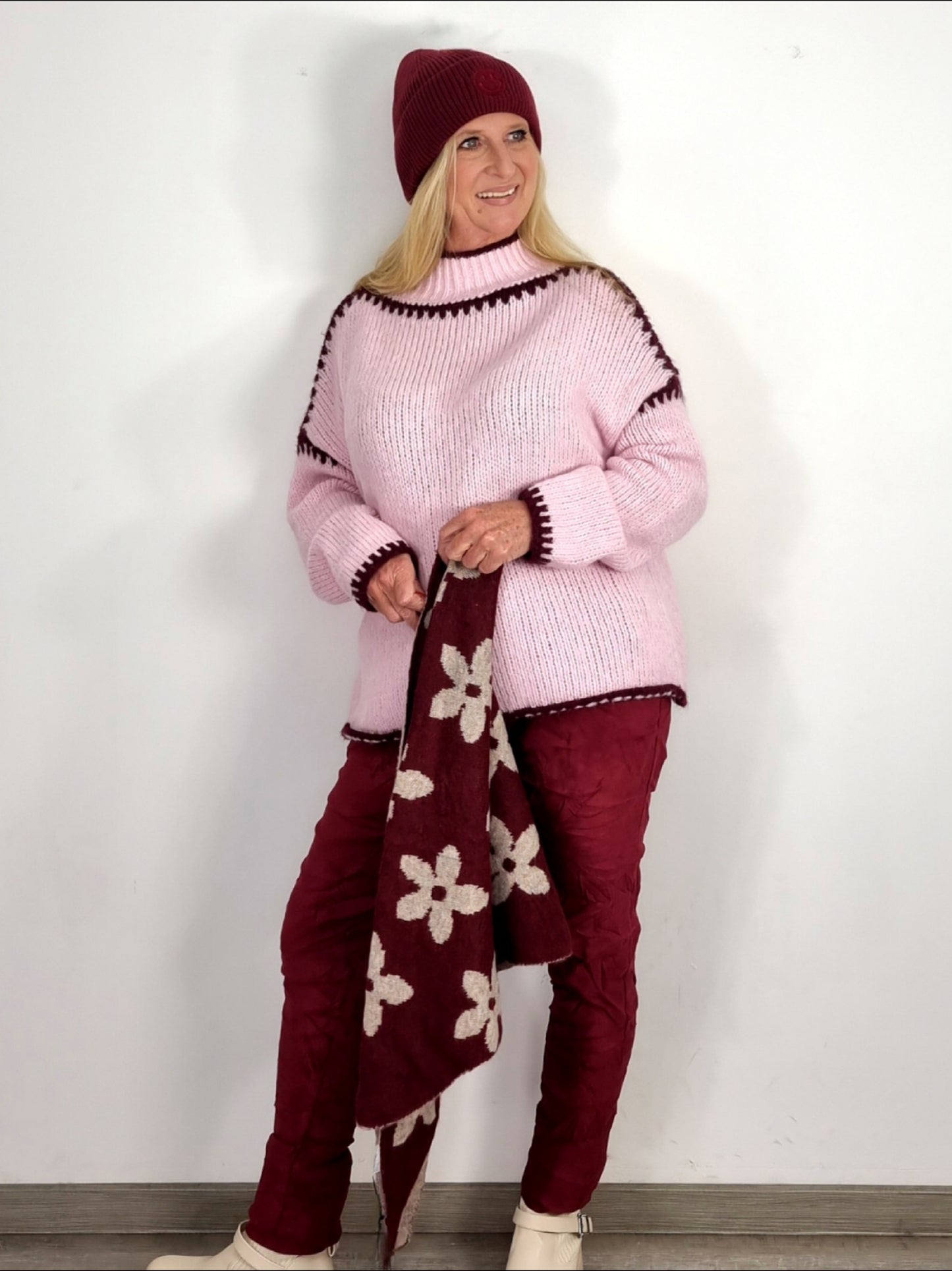 Kuscheliger Strickpullover in Rosé mit Kontrastdetails