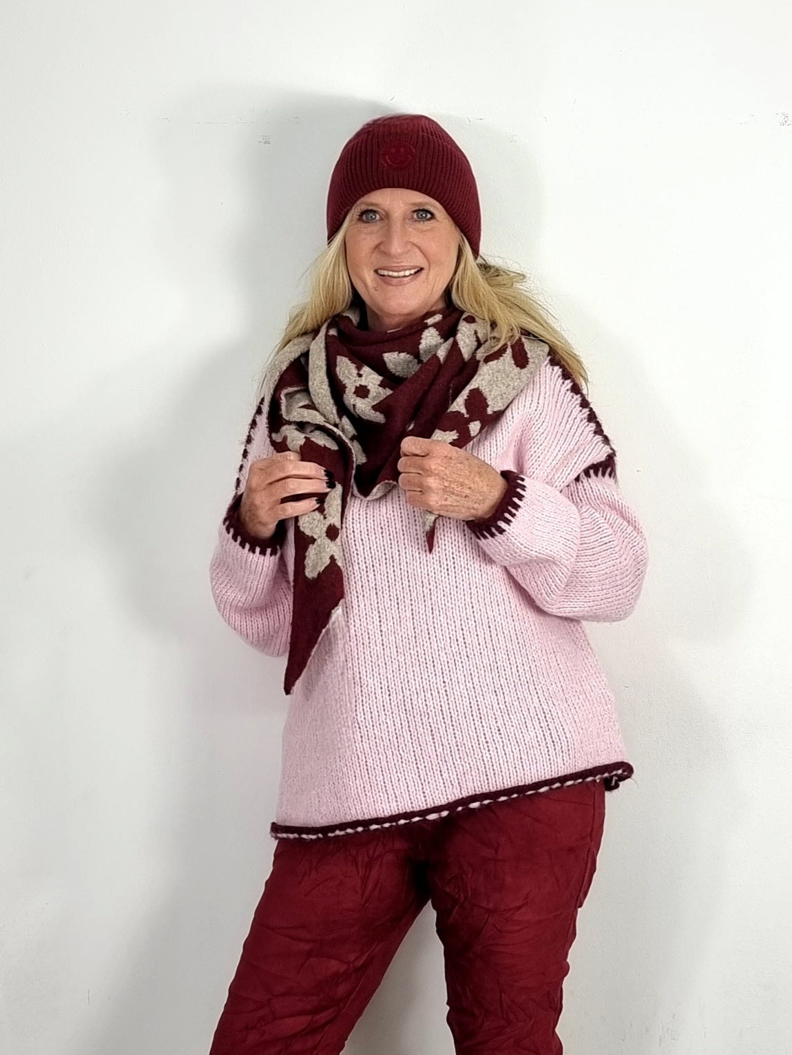 Kuscheliger Strickpullover in Rosé mit Kontrastdetails