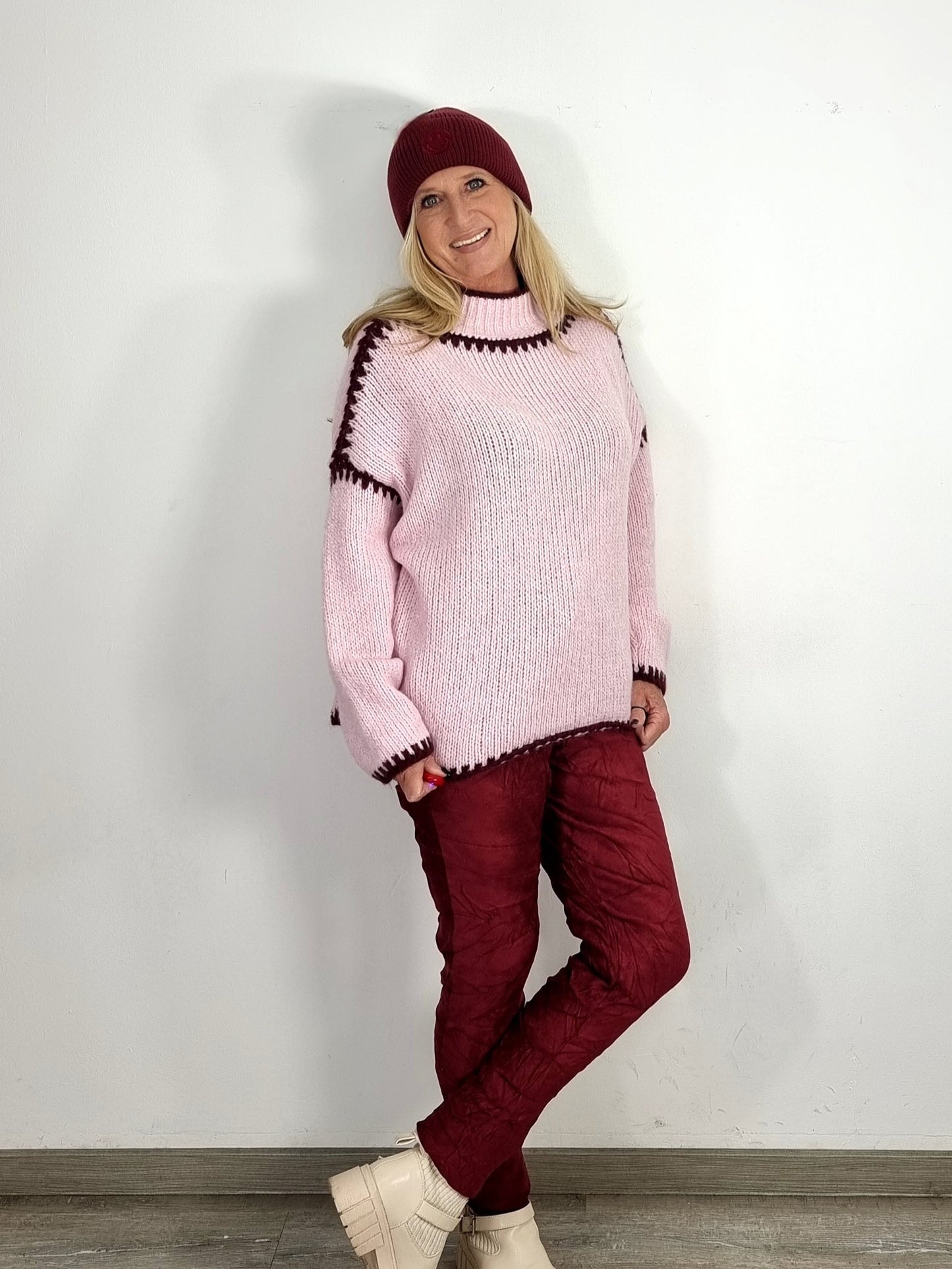 Kuscheliger Strickpullover in Rosé mit Kontrastdetails