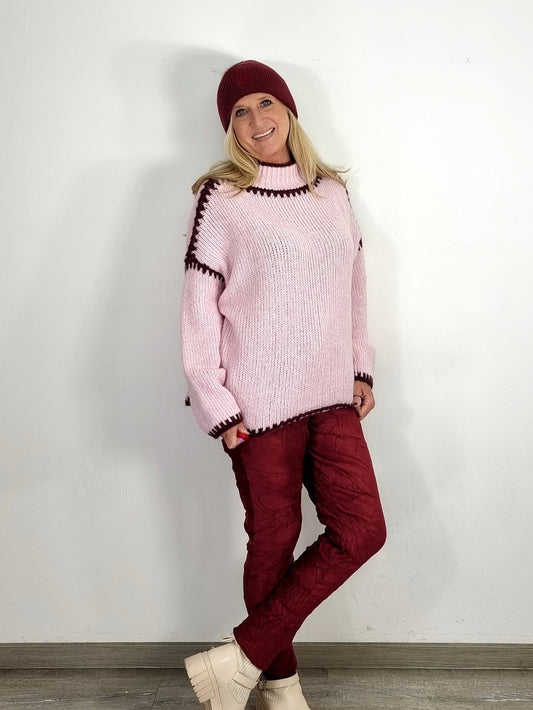 Kuscheliger Strickpullover in Rosé mit Kontrastdetails