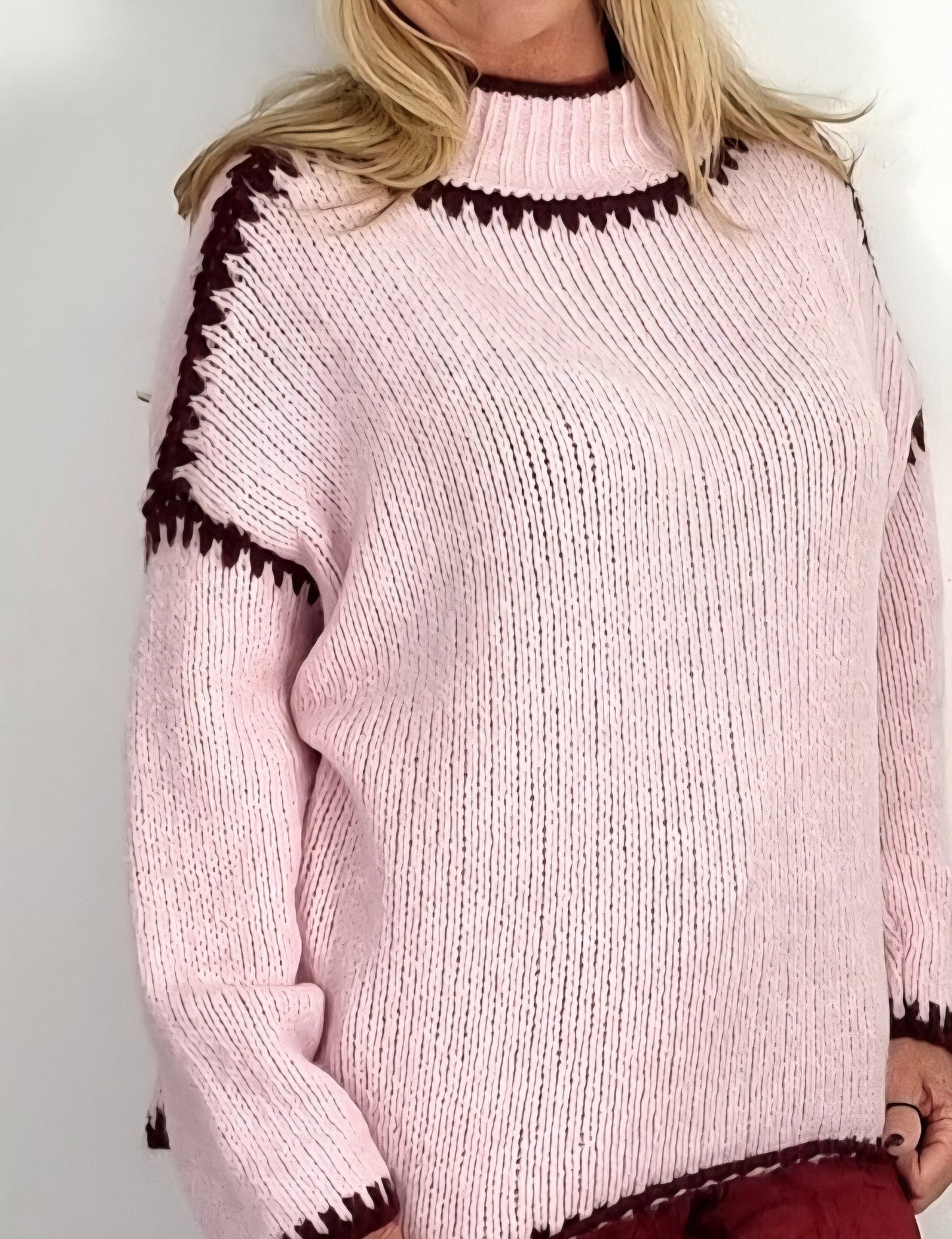 Kuscheliger Strickpullover in Rosé mit Kontrastdetails