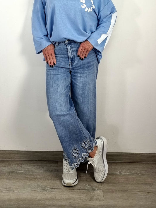 🌸 Trendige Jeans mit Stickerei – feminin