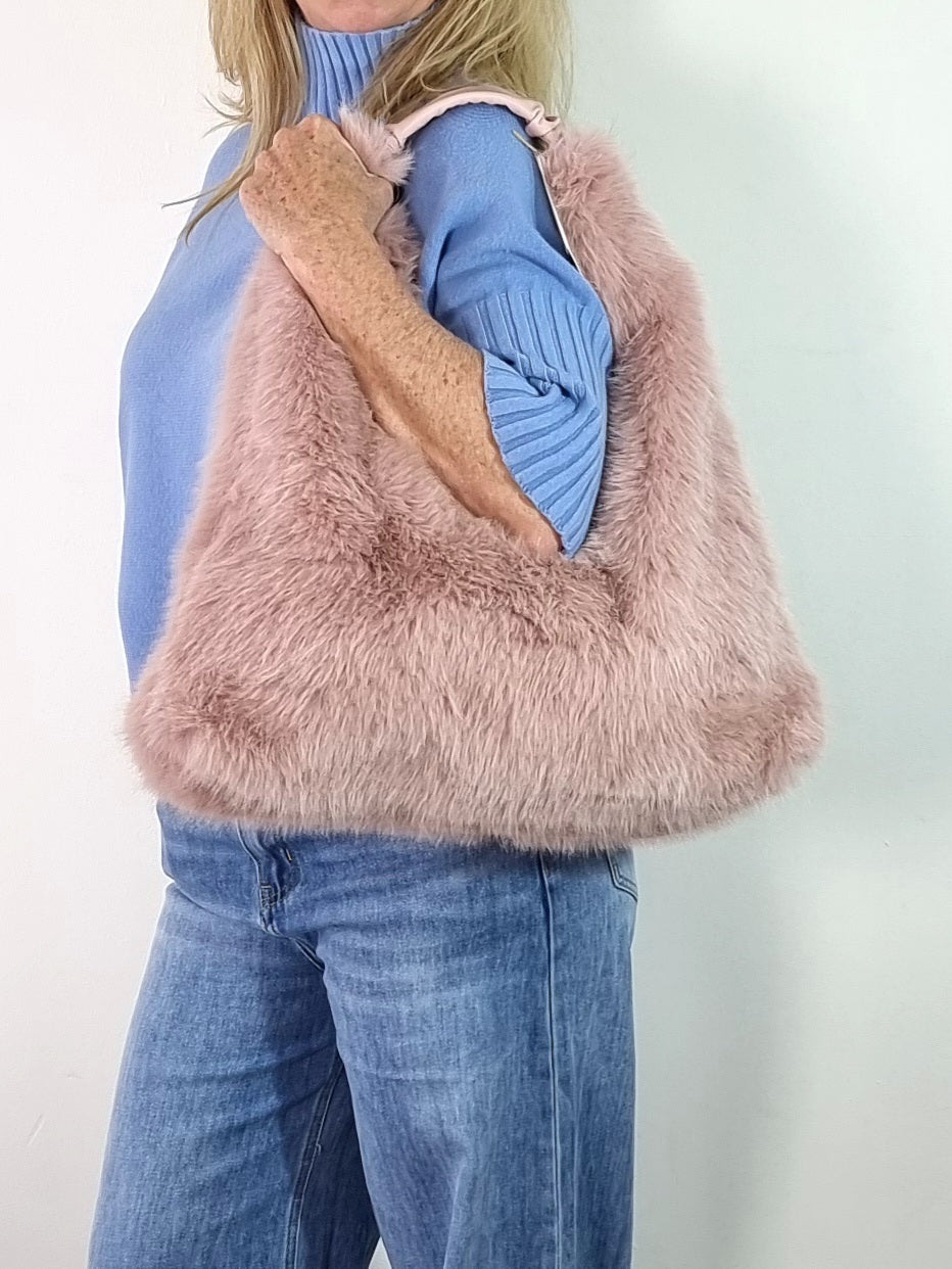 Flauschige Trend-Tasche – stylisch, soft & ein absoluter Hingucker