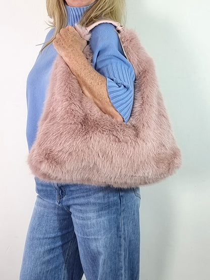 Flauschige Trend-Tasche – stylisch, soft & ein absoluter Hingucker