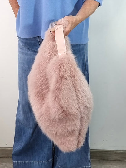 Flauschige Trend-Tasche – stylisch, soft & ein absoluter Hingucker