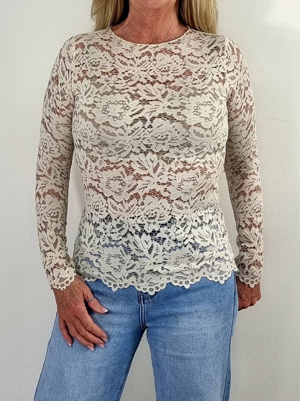 Elegantes Spitzen-Longsleeve – feminin & modern