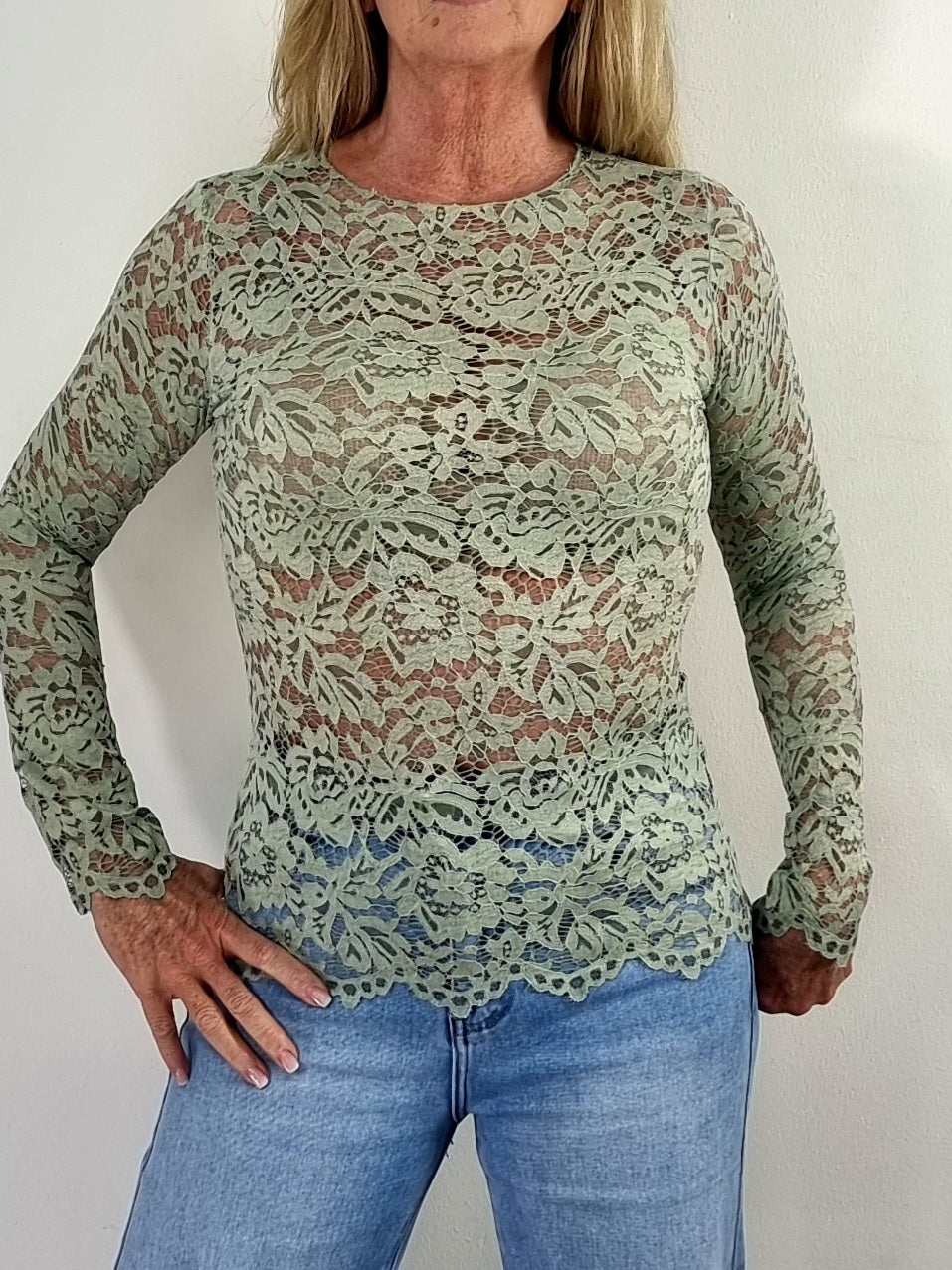 Elegantes Spitzen-Longsleeve – feminin & modern