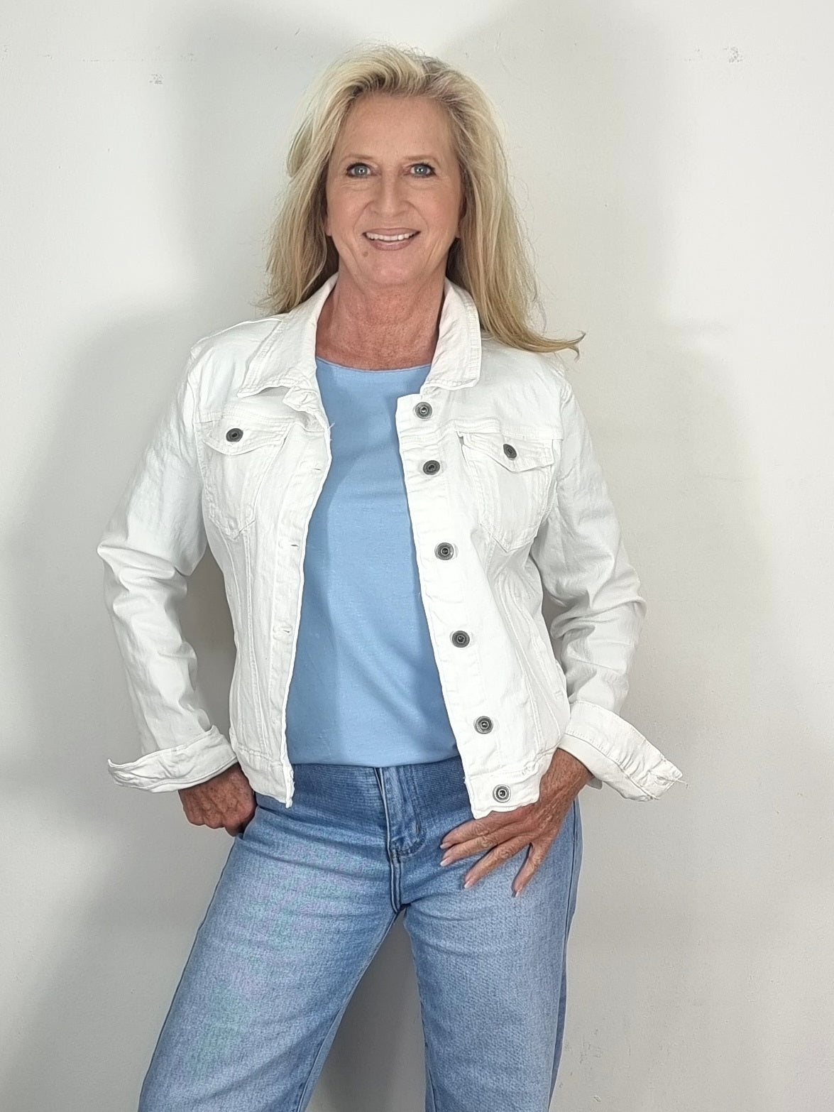 Weiße Jeansjacke – zeitlos & vielseitig kombinierbar