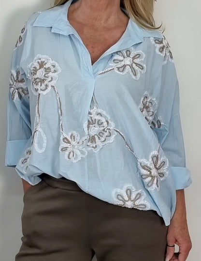 Leichte Bluse mit floraler Stickerei Hellblau