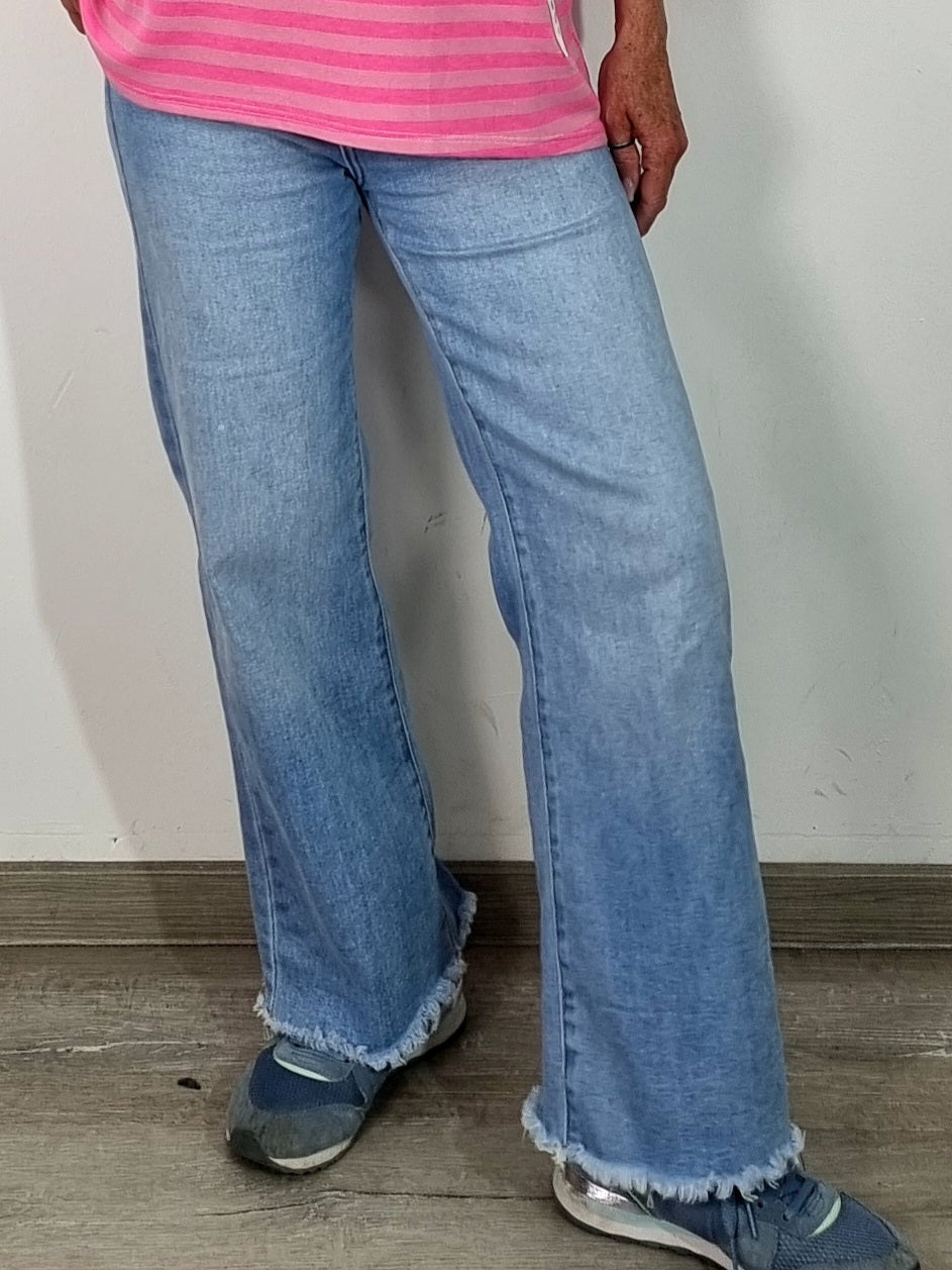 Moderne Damenjeans mit fransigem Saum