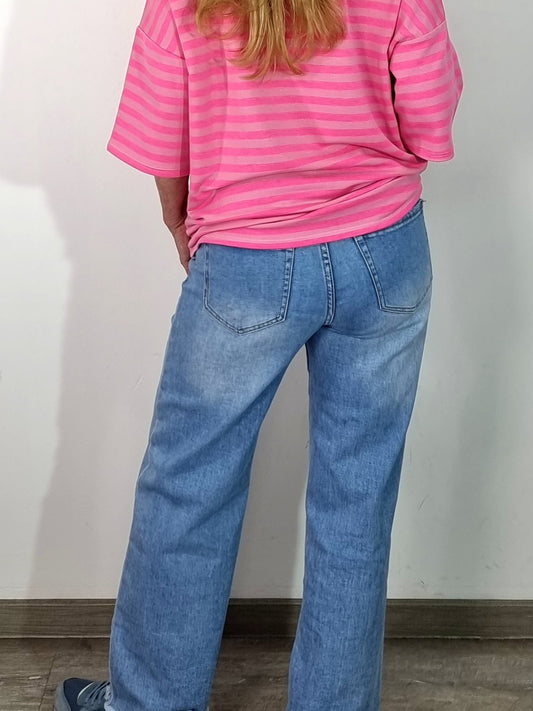 Moderne Damenjeans mit fransigem Saum