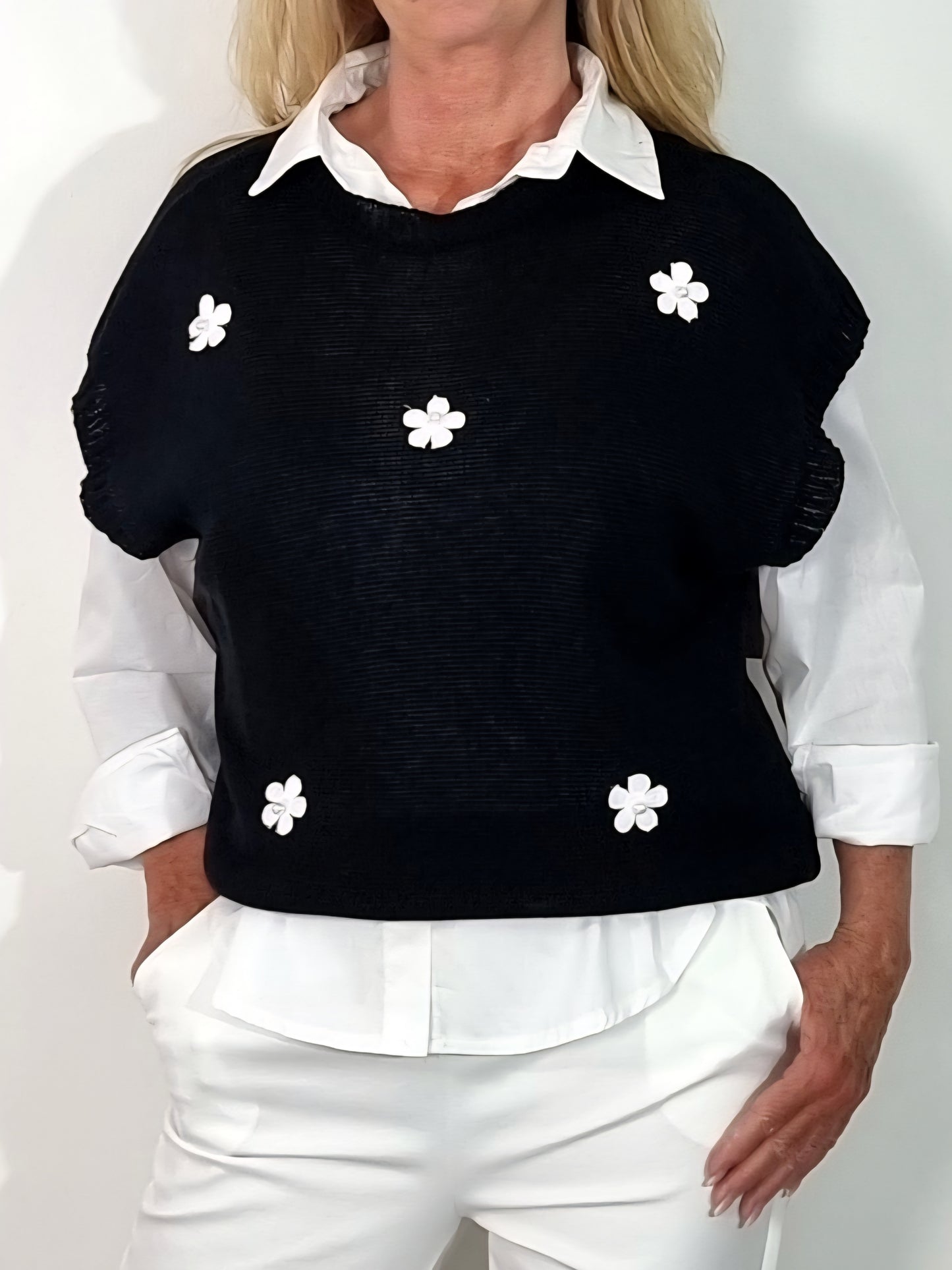 Leichter Pullunder in Schwarz mit Blüten-Details