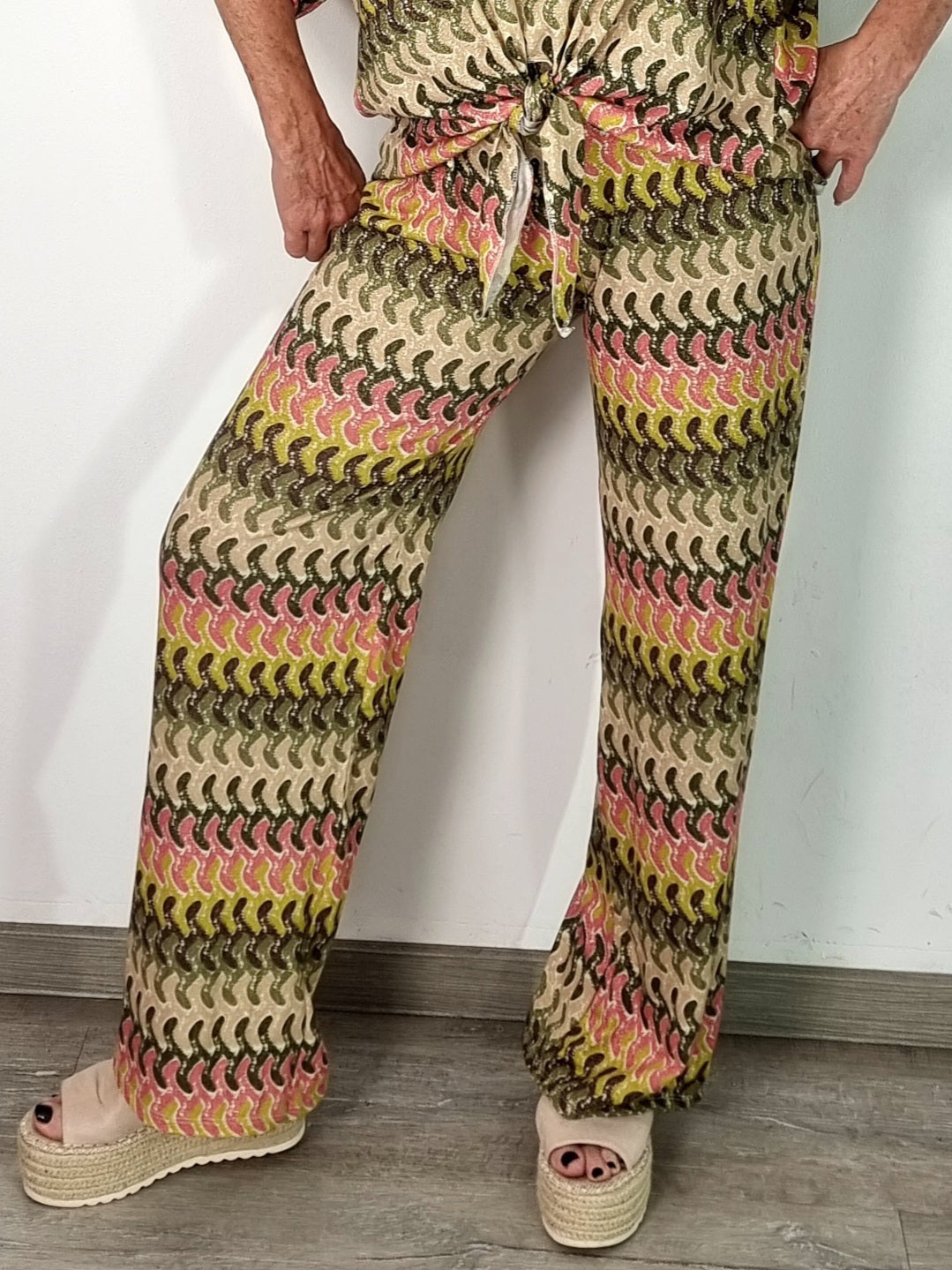 Stylische Sommerhose mit modernem Muster ✨