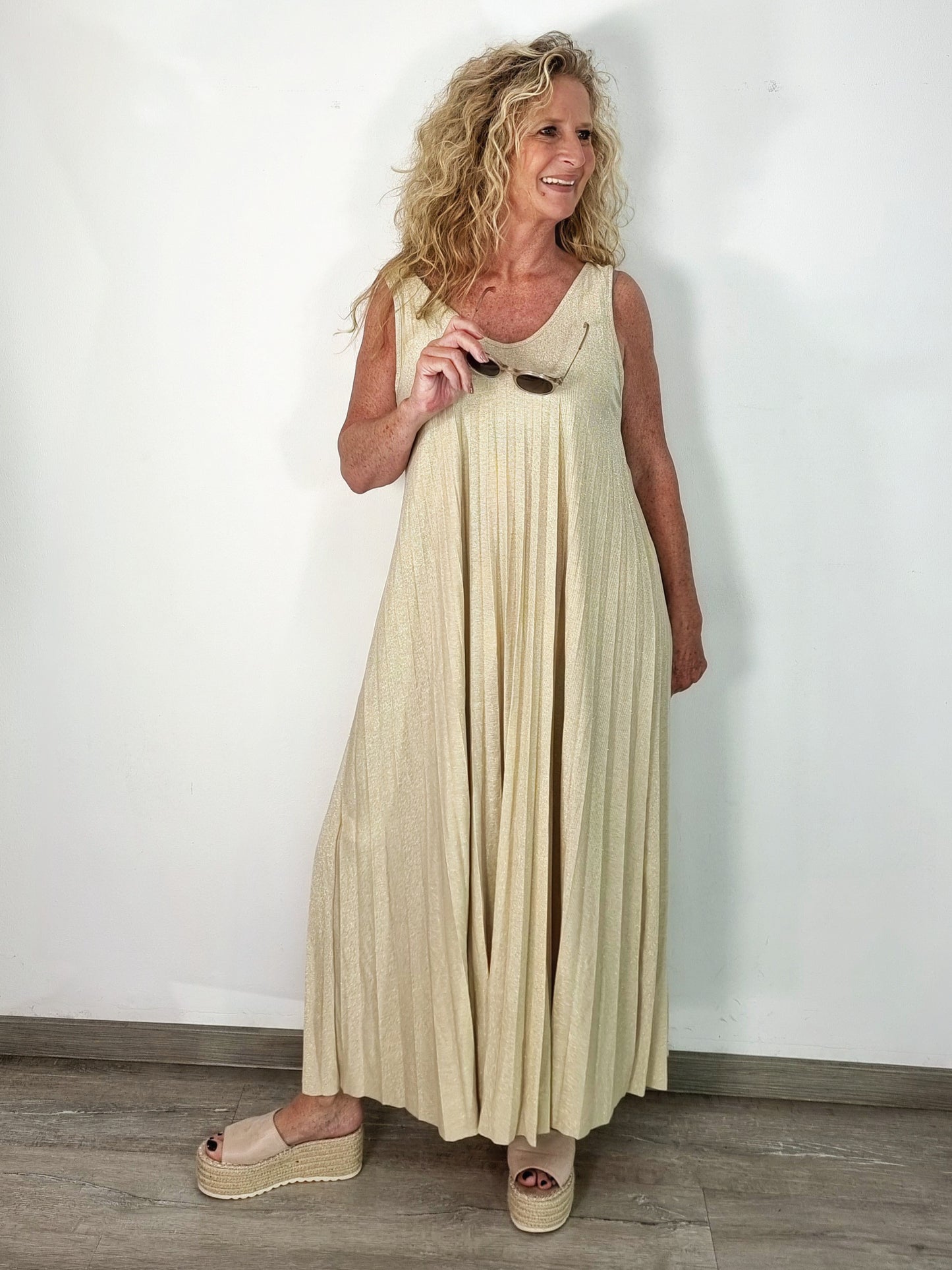 Luftiges Maxikleid mit Goldschimmer