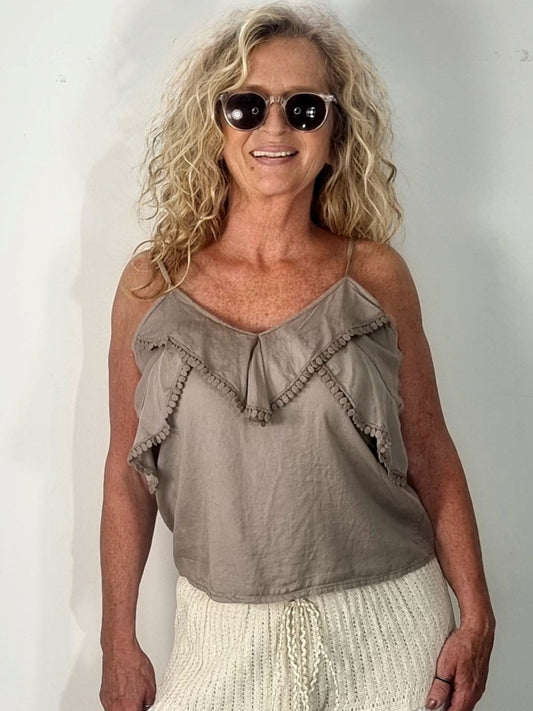 Volant-Top mit Zierdetails