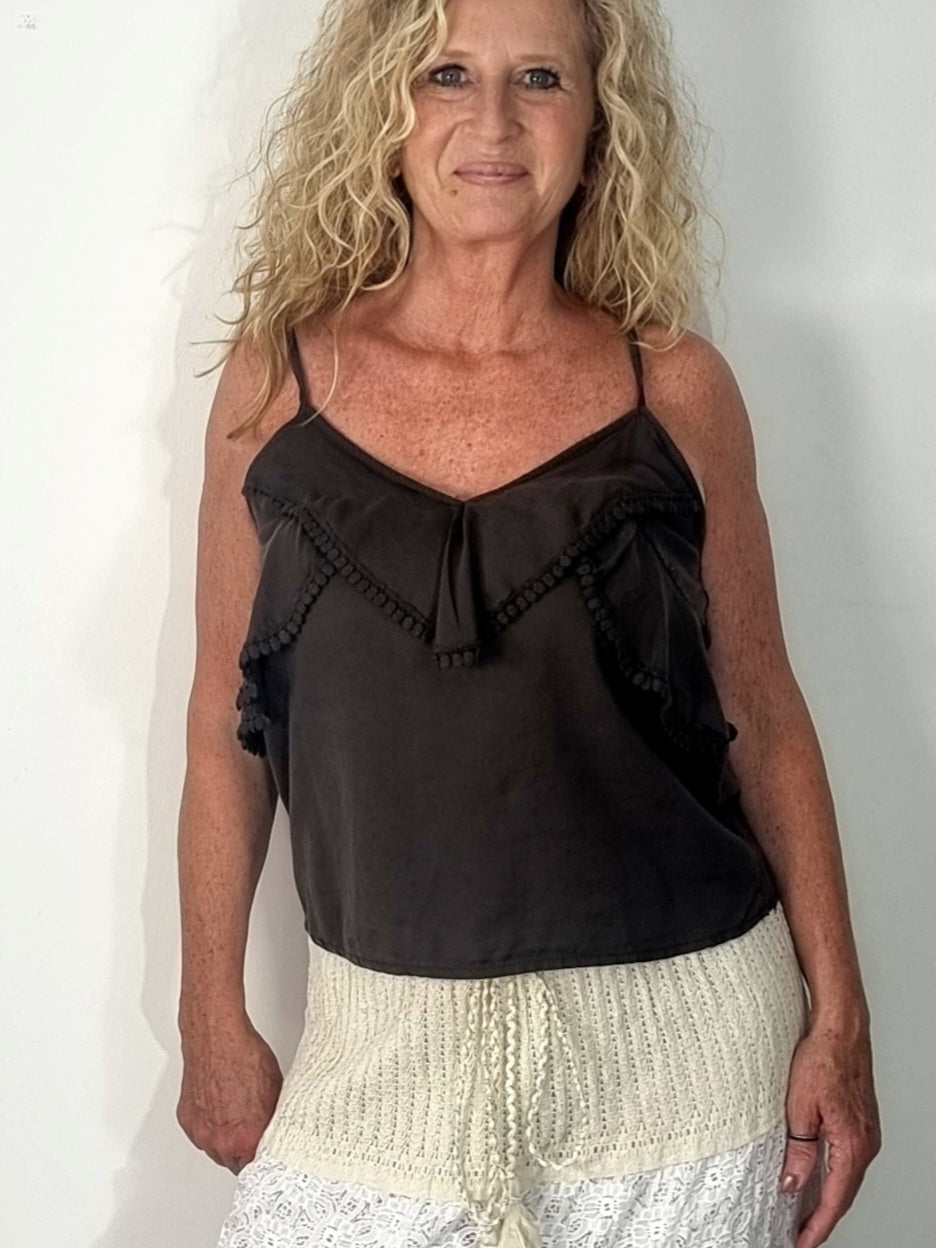 Volant-Top mit Zierdetails