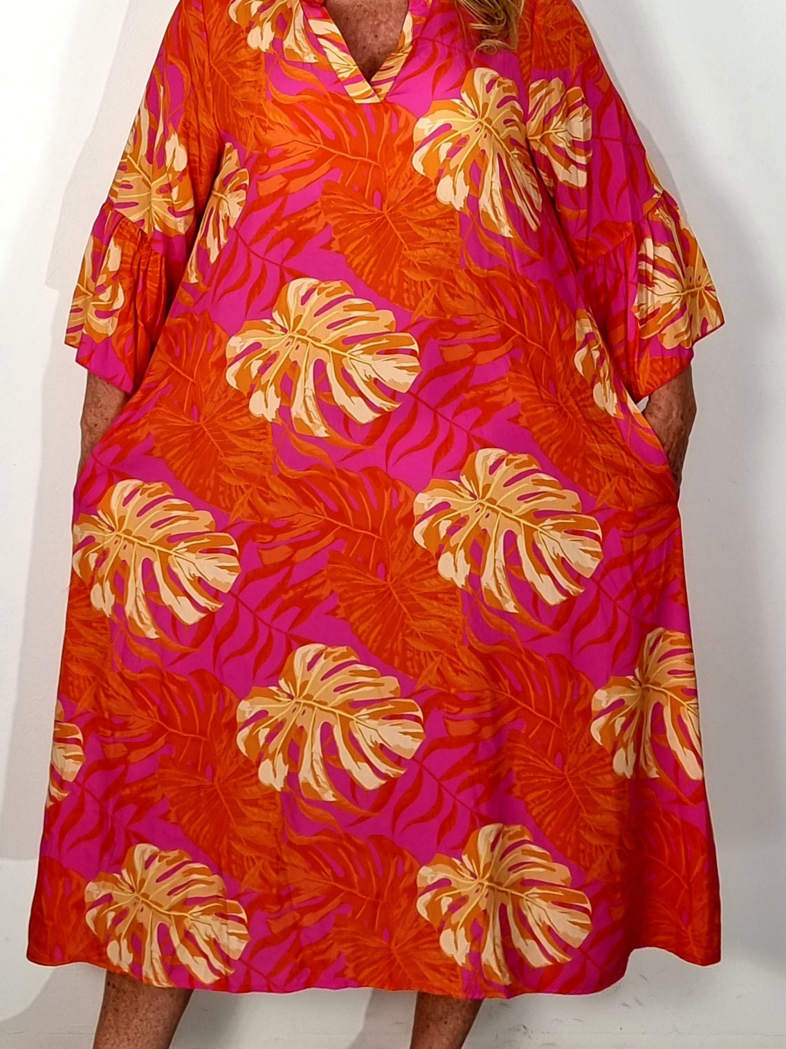 Maxikleid mit tropischem Blätterprint – Farbenfroh & sommerlich