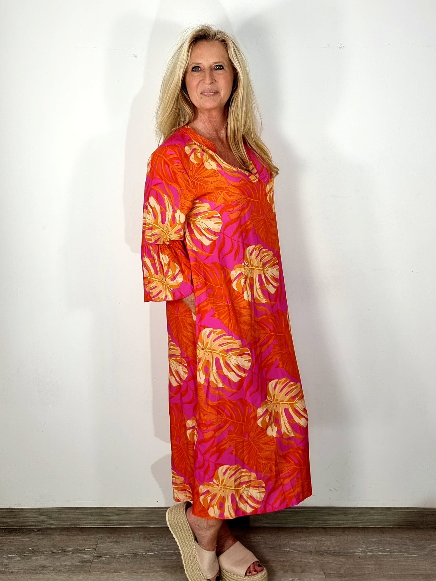Maxikleid mit tropischem Blätterprint – Farbenfroh & sommerlich